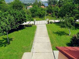 Апартаменты Apartments Gruda Цетине Апартаменты с видом на сад-3